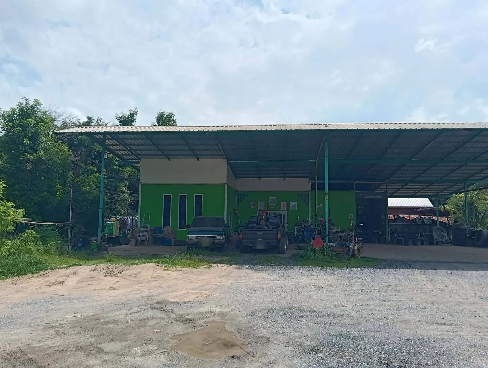 บ้านและร้านคาร์แคร์ใต้หลังคาโครงเหล็ก ลานด้านหน้ากว้าง