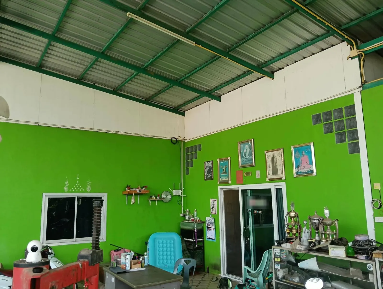 ภายในร้านคาร์แคร์ หลังคาสูง